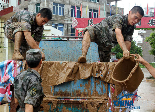 福建连江：海防旅官兵帮助受灾群众清理淤泥