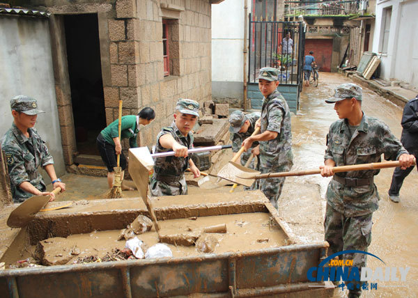 福建连江：海防旅官兵帮助受灾群众清理淤泥