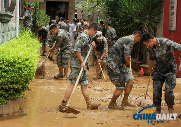 福建连江：海防旅官兵帮助受灾群众清理淤泥