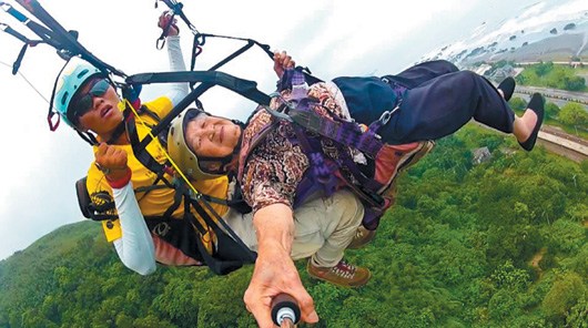 台湾93岁老妇玩飞行伞落地后称时间短不够爽