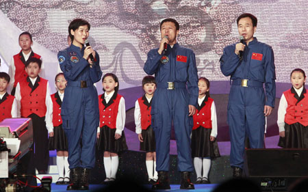 神九航天员出席大汇演与香港观众同乐
