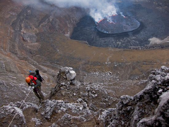 魔鬼的高炉:世界最大熔岩湖 熔岩翻滚