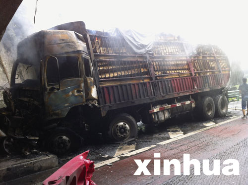 沪渝高速湖北长阳段车祸造成4死4伤