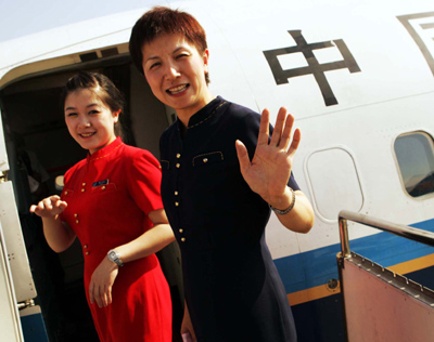 首对“母女空姐”母亲正式退役 年满50岁