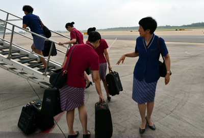 首对“母女空姐”母亲正式退役 年满50岁