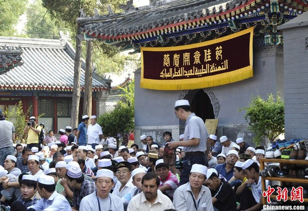 北京牛街清真寺举行开斋节礼拜