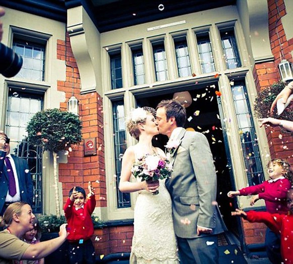 一对夫妻22场各式婚礼 浪漫足迹遍全球