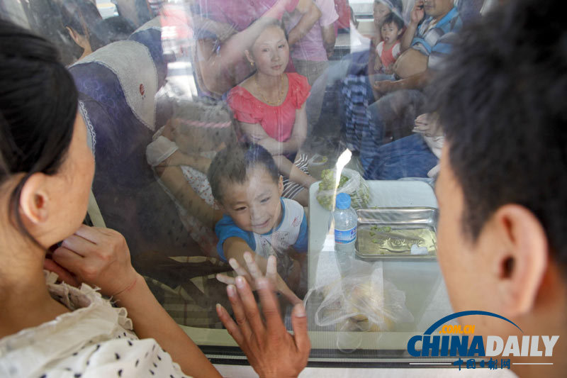 新学期临近：送别“小候鸟” 站台情依依