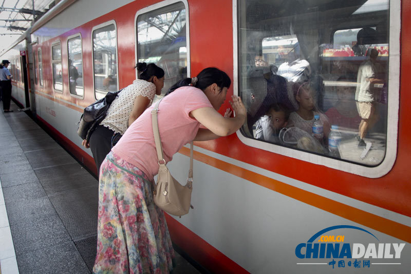 新学期临近：送别“小候鸟” 站台情依依