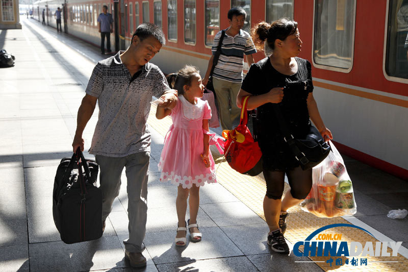 新学期临近：送别“小候鸟” 站台情依依