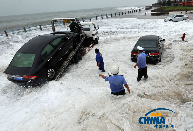 台风袭来青岛海域掀巨浪 民警斩浪救车[1]