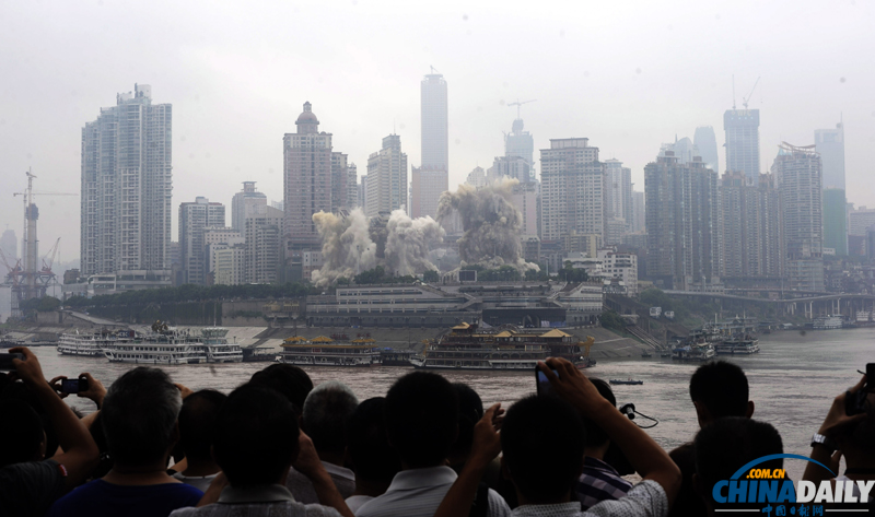 重庆朝天门地标建筑爆破拆除