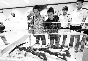 北京展出地铁安检查获物品 含炸药及一枚迫击弹