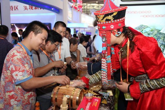 蒙古族特色美食吸引游人品尝