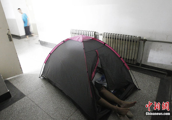 青岛校园现“考研占座大军” 女生半夜翻窗占座