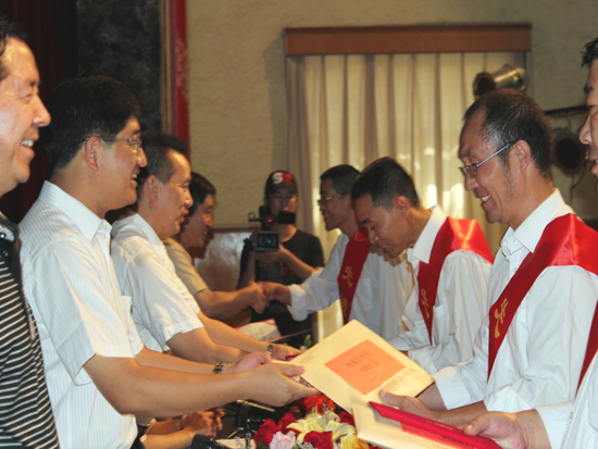 昆明东川区60余万重奖优秀教师