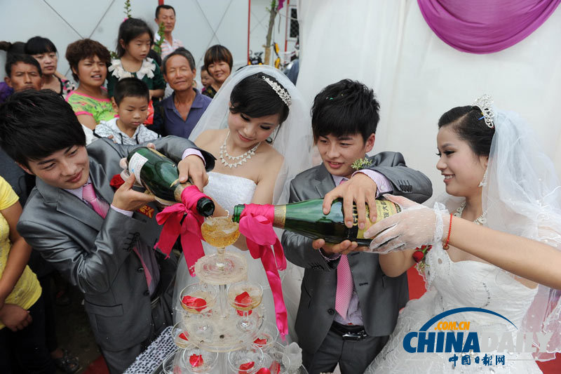 安徽阜阳：双胞胎兄弟迎娶双胞胎姐妹