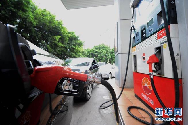 我国再次调整成品油价格 汽柴油价格每升上涨约4毛钱