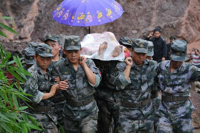 彝良地震特写：生命的担架