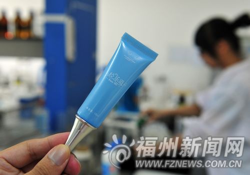博士因小师妹痛经攻克痛经难题 学校挂横幅庆祝