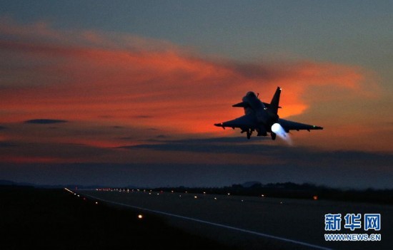 驻滇航空兵三代战机夜间紧急出击