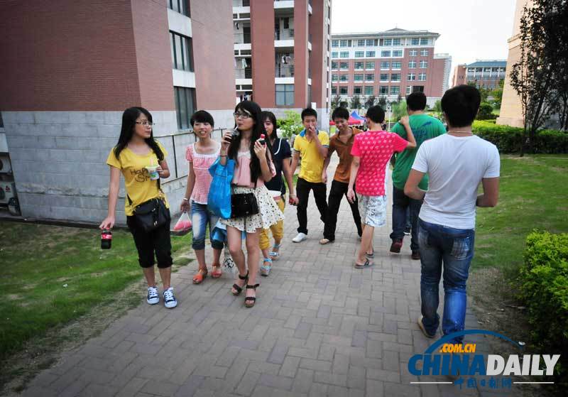 福建百年历史女子高校招收第一批男生入学