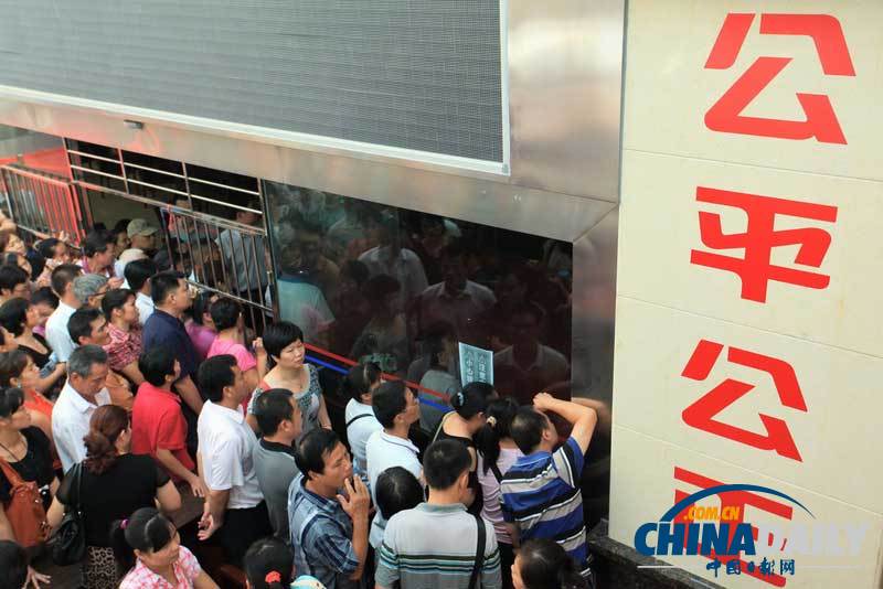 今年海口第二次经济适用房配售摇号 现场人满为患