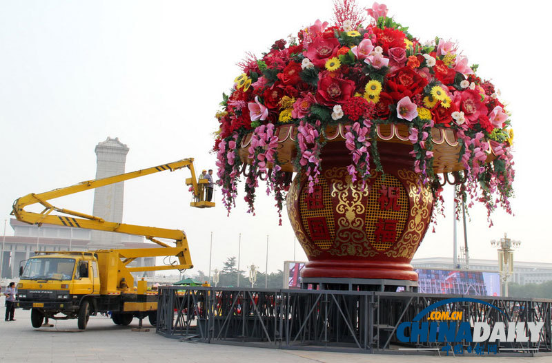北京：天安门广场国庆主花坛即将装饰完成