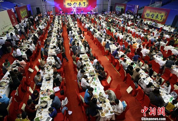 无锡千人共赴火锅宴同涮麻辣烫