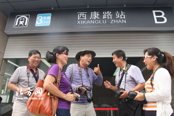网友试乘地铁3号线 体验快捷与便利