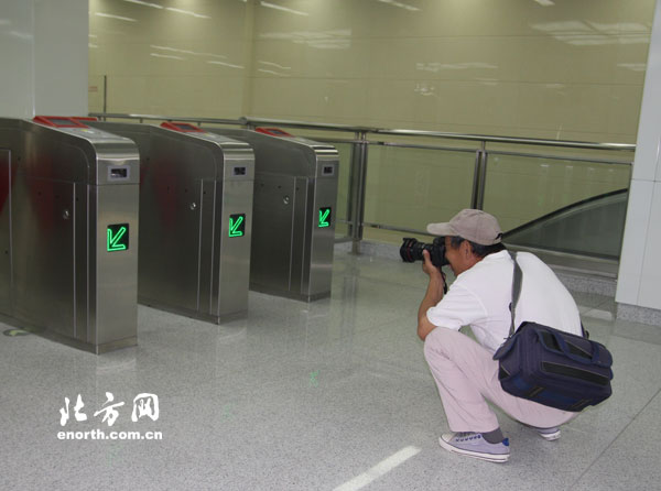 网友试乘地铁3号线 体验快捷与便利