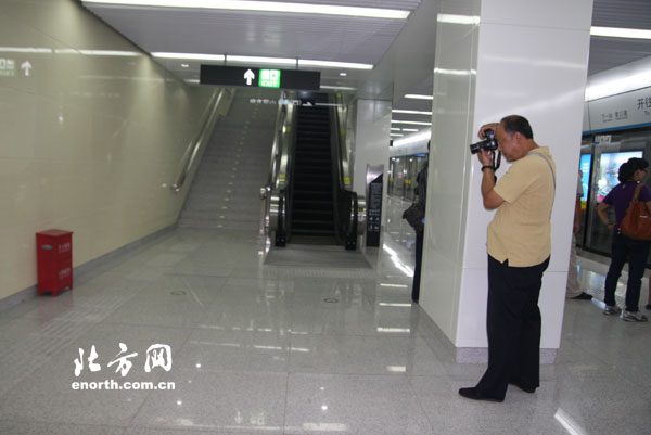 网友试乘地铁3号线 体验快捷与便利