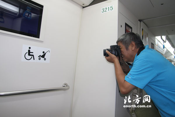 网友试乘地铁3号线 体验快捷与便利