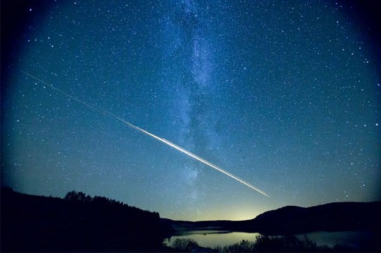 英国夜空惊现橙色“流星雨” 疑为太空垃圾