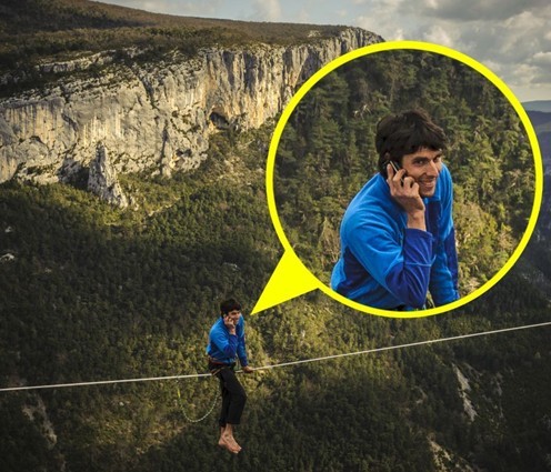 法国男子在300米高空边走绳索边煲电话粥(图)
