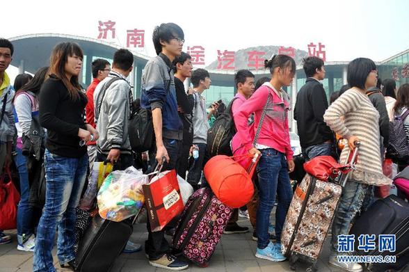 黄金周长假今结束 多地迎返程客流高峰