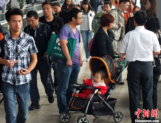 黄金周长假今结束 多地迎返程客流高峰