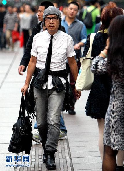 上海：夏装不忙收 混搭过秋季
