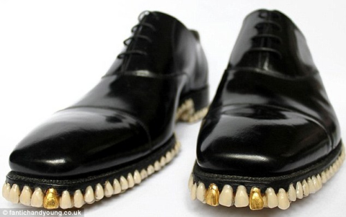英国人设计怪异皮鞋 鞋底镶1050颗人类假牙(图)