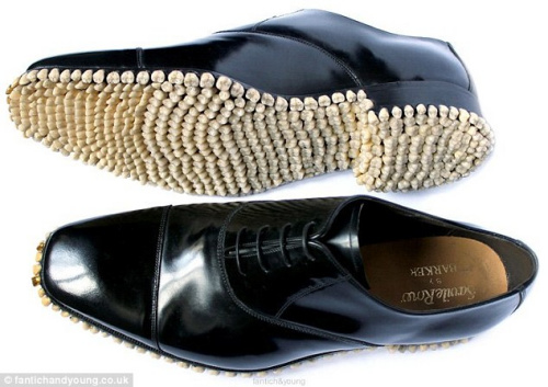 英国人设计怪异皮鞋 鞋底镶1050颗人类假牙(图)