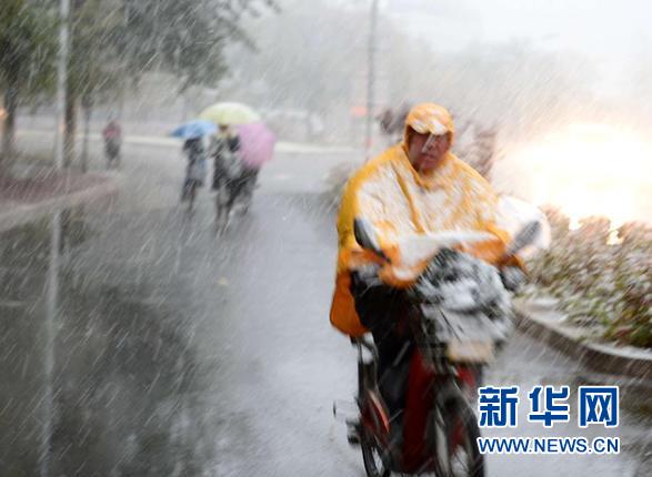 北京延庆遭遇52年来最大降雪 全县全力抗雪救灾