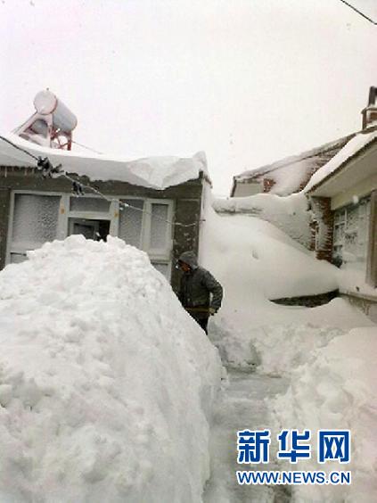 北京延庆遭遇52年来最大降雪 全县全力抗雪救灾