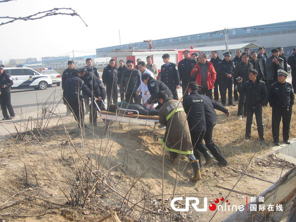 河南商丘一客车坠入池塘致12人遇难 幸存者救出多名乘客