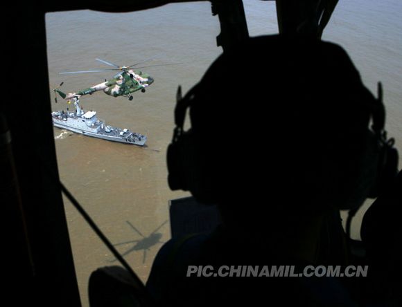 中国战舰疑遭不明潜艇侦查 反潜直升机紧急起飞