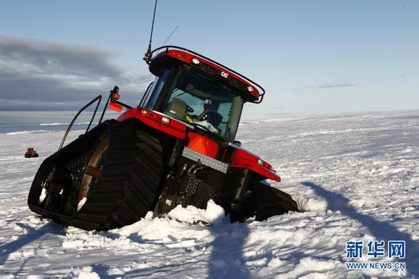 南极科考队成功拖出陷入冰裂隙的雪地车