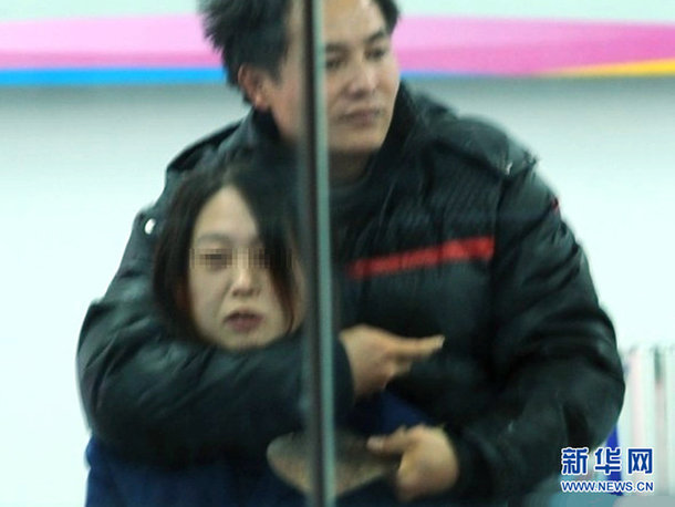 江苏阜宁一男子抢劫珠宝店并挟持人质