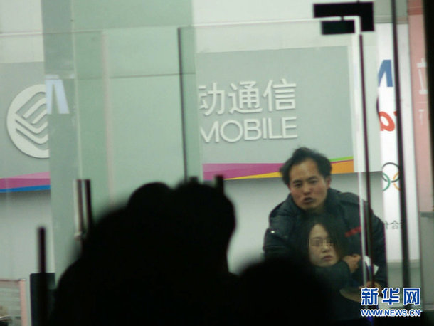 江苏阜宁一男子抢劫珠宝店并挟持人质