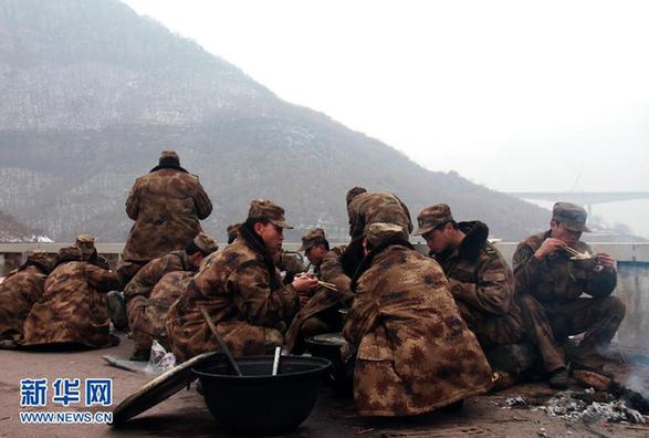 济南军区铁拳团二炮连炊事班班长纪实[6]