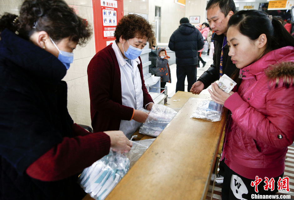 北京持续雾霾引发市民抢购口罩