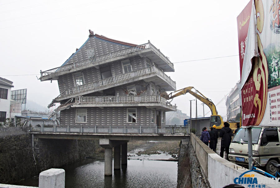 浙江温岭建在桥中央最牛楼房被拆除[1]